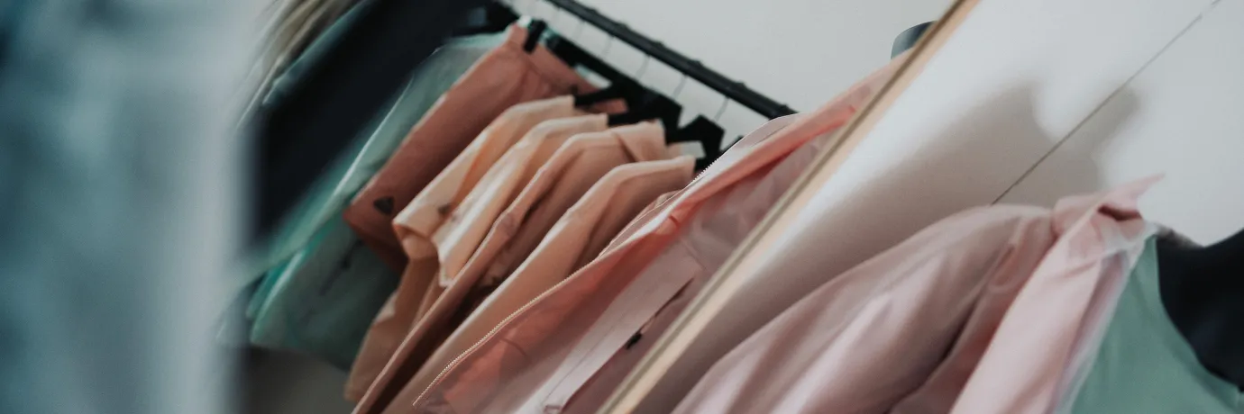 Bunte T-shirts auf Kleiderstange